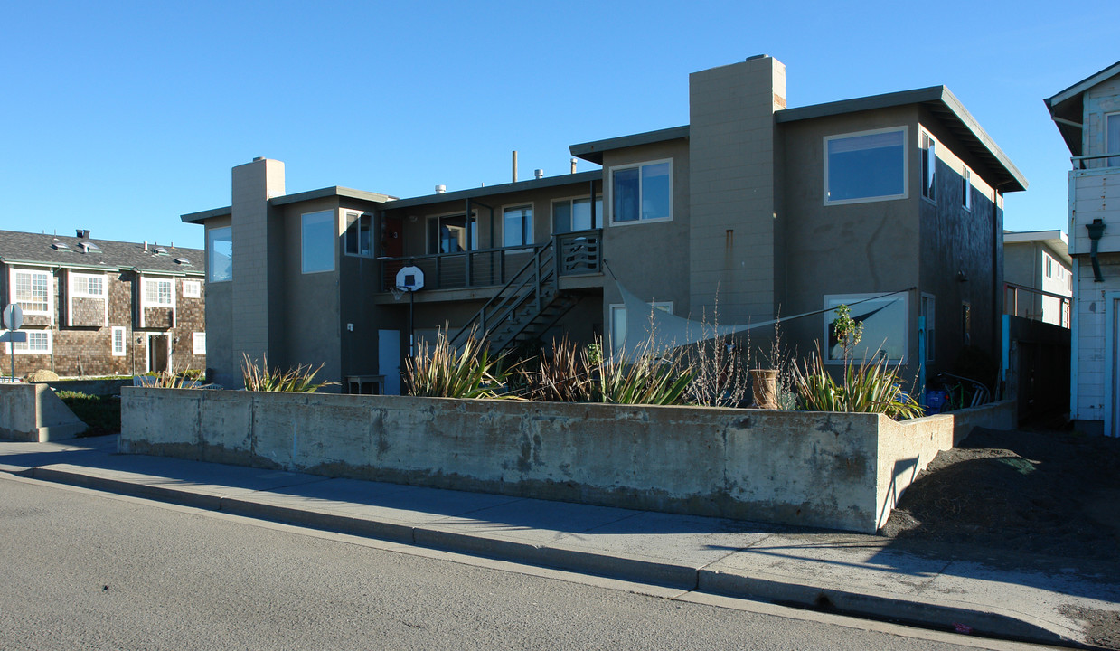 2061 Beach Blvd in Pacifica, CA - Building Photo