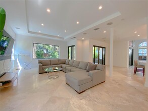2561 Trapp Ave in Miami, FL - Building Photo - Building Photo