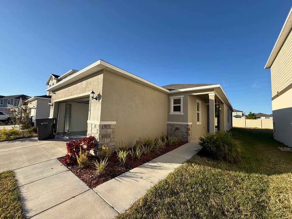 10329 Honeysuckle Vine Cir in Riverview, FL - Building Photo