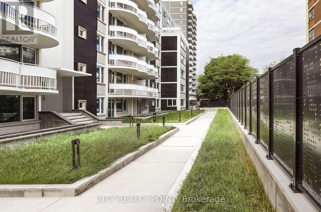 11-711 Walmer Rd