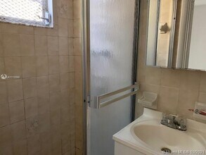 1011 SW 9th St-Unit -1011 in Miami, FL - Building Photo - Building Photo