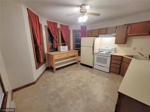 403 1/2 N Fremont St in River Falls, WI - Building Photo - Building Photo