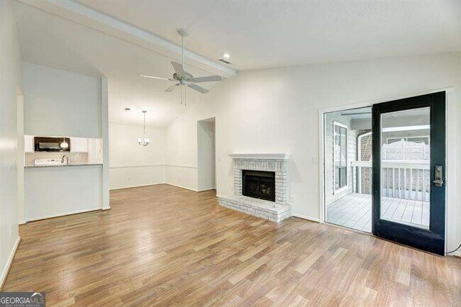 529 Warm Springs Cir in Roswell, GA - Building Photo - Building Photo