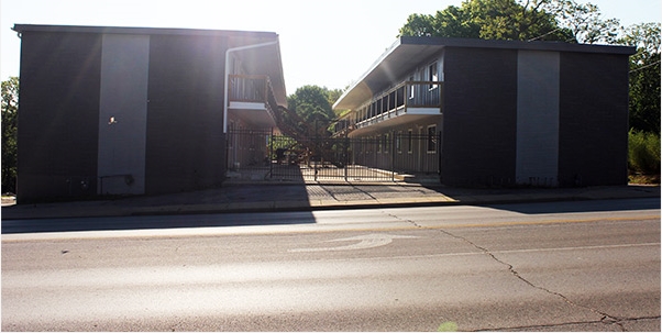 Englewood Plaza Apartments in Independence, MO - Building Photo