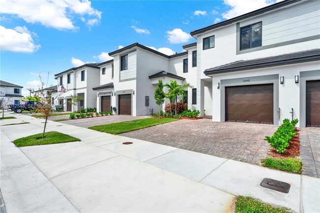 13642 SW 157th Pl in Miami, FL - Building Photo - Building Photo