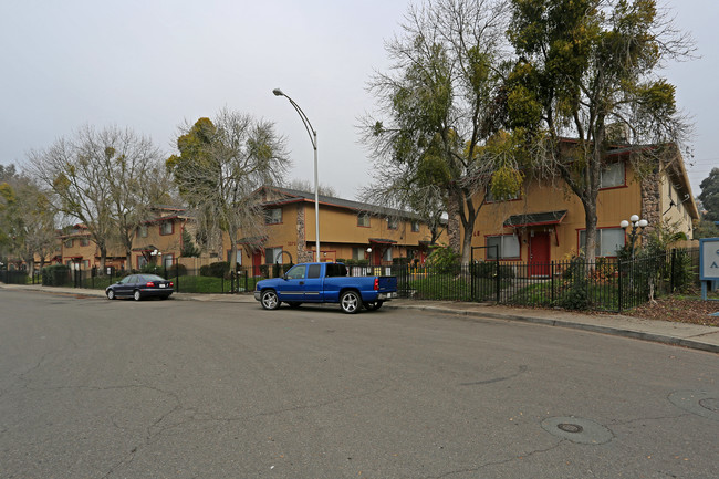 Blue Ridge Circle Apartments in Stockton, CA - Building Photo - Building Photo