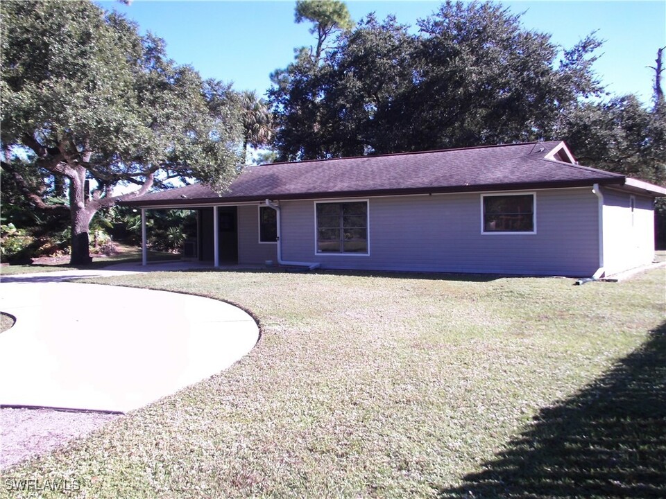 2320 Monroe Ave in Alva, FL - Building Photo