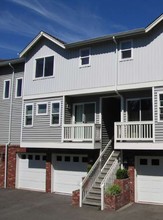 Fairway Townhomes in Everett, WA - Building Photo - Building Photo