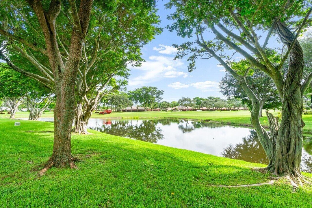 30 Stratford Ln W in Boynton Beach, FL - Building Photo