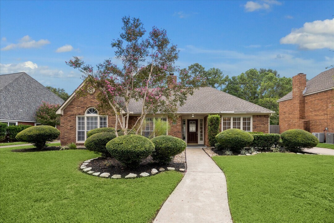 15974 Knolls Lodge Dr in Houston, TX - Building Photo