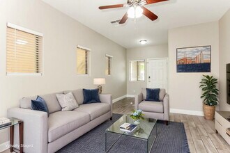 10225 W Camelback Rd in Phoenix, AZ - Foto de edificio - Building Photo
