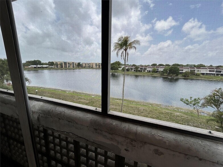 3301 Spanish Moss Terrace, Unit 308 in Lauderhill, FL - Building Photo
