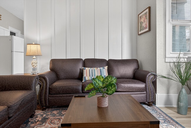 700 Broadway Ave NW, Unit 1A, Unit 1A