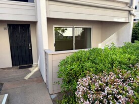 3266 Ashford St in San Diego, CA - Building Photo