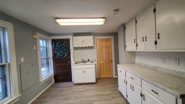 419 Delaware Street, Unit Front Upper in Tonawanda, NY - Building Photo - Building Photo