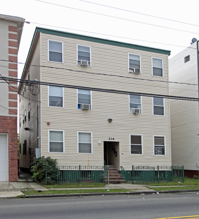 216 Trumbull St in Elizabeth, NJ - Building Photo - Building Photo