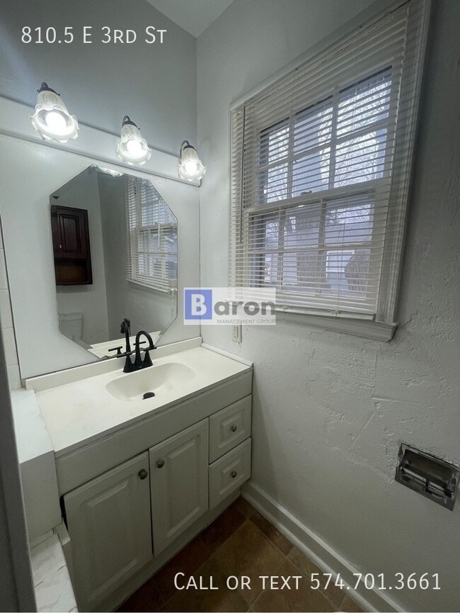 810.5 E 3rd St in Mishawaka, IN - Building Photo - Building Photo