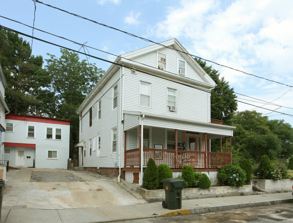 9 Brewer St in New London, CT - Building Photo