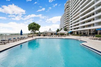 5555 Collins Ave, Unit 5C in Miami, FL - Building Photo - Building Photo