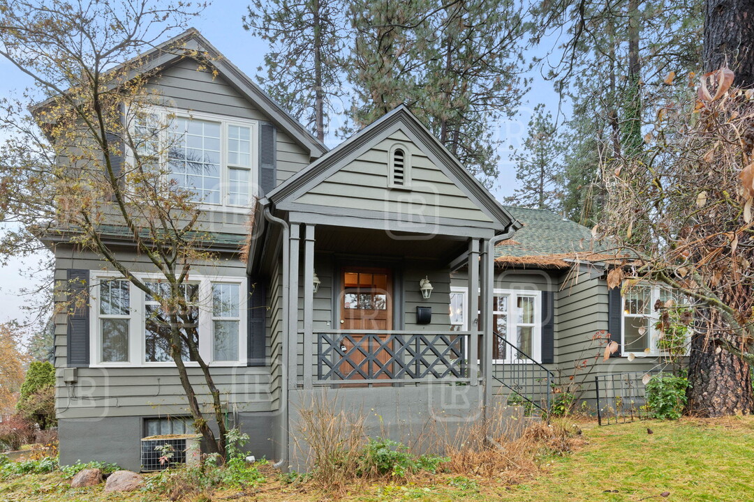 1907 S Cedar St in Spokane, WA - Foto de edificio