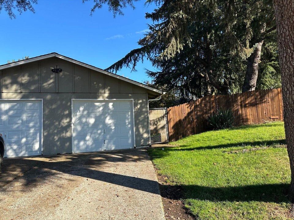 1737 Rainbow Loop in Springfield, OR - Building Photo