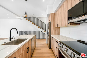 10821 Morrison St in Los Angeles, CA - Building Photo - Building Photo