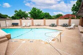 324 W Harwood Rd in Hurst, TX - Foto de edificio - Building Photo