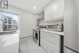 209 Hunter St E in Hamilton, ON - Building Photo - Building Photo