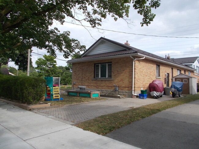 184 Patricia Av in Kitchener, ON - Building Photo - Building Photo