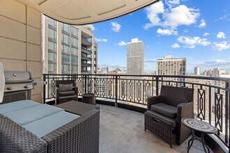10 E Delaware Pl in Chicago, IL - Building Photo - Building Photo