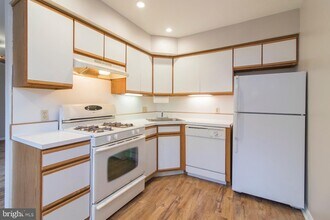 383 Lakeside Rd-Unit -104 in Ardmore, PA - Building Photo - Building Photo
