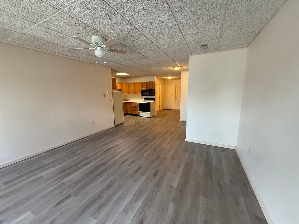 73 Old County Rd in Windsor Locks, CT - Building Photo