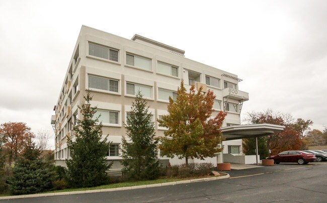 Severance Place Condominiums in Cleveland Heights, OH - Foto de edificio - Building Photo