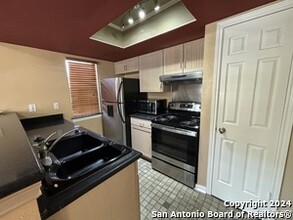 11610 Vance Jackson Rd in San Antonio, TX - Foto de edificio - Building Photo