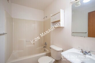 1316 Jack Pine Way in Kalamazoo, MI - Foto de edificio - Building Photo