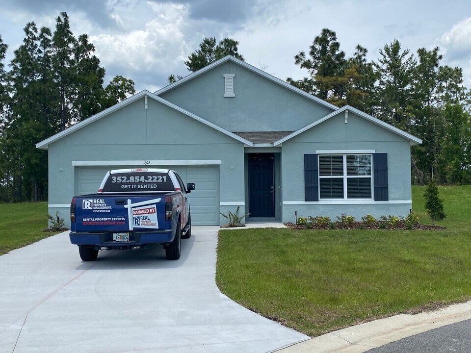 692 Hickory Course Loop in Ocala, FL - Building Photo