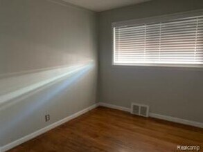 18313 Oak Ave in Eastpointe, MI - Building Photo - Building Photo