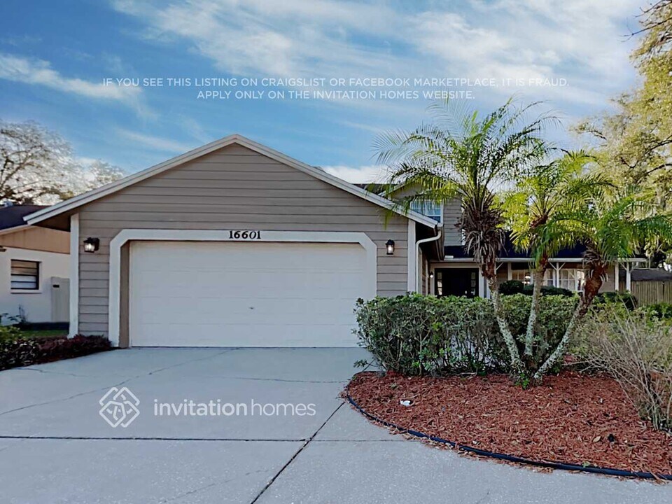 16601 Vallely Dr in Tampa, FL - Foto de edificio
