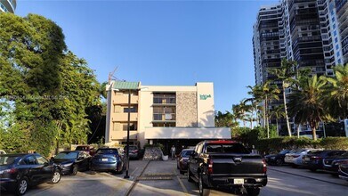2201 Brickell Ave in Miami, FL - Building Photo - Building Photo