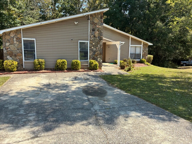 Room in House on Beethoven Cir in Riverdale, GA - Building Photo - Building Photo