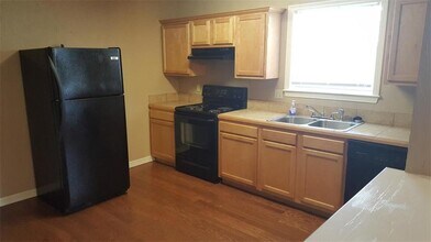 884 W Holly St in Fayetteville, AR - Building Photo - Building Photo