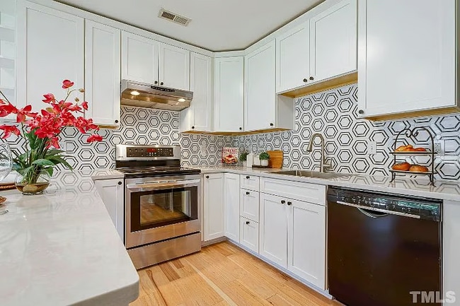 2409 Village Grove Rd in Raleigh, NC - Foto de edificio - Building Photo