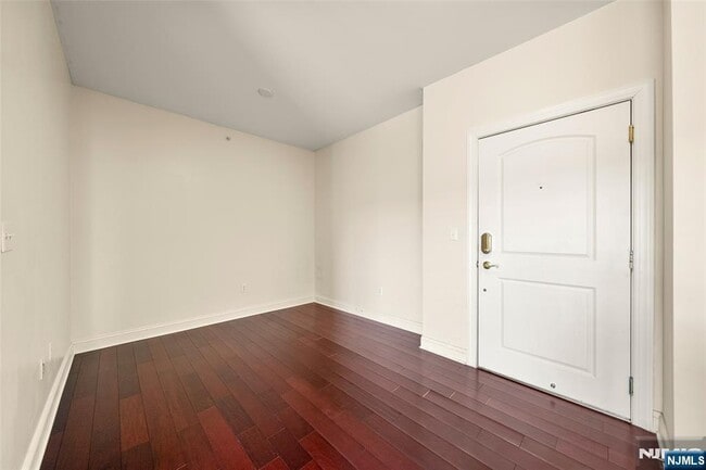 2404 Windsor Park Ct in Englewood, NJ - Building Photo - Building Photo