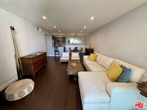 8530 Holloway Dr in West Hollywood, CA - Foto de edificio - Building Photo