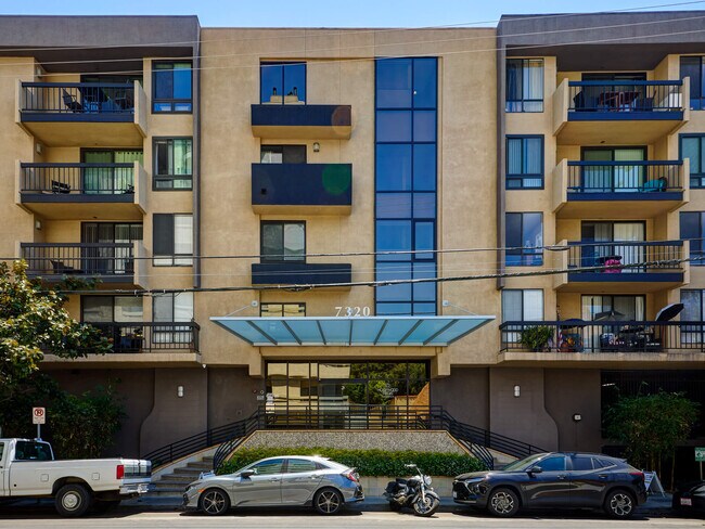 7320 Hawthorn Ave, Unit 7320HawthornAve#222 in Los Angeles, CA - Building Photo - Building Photo
