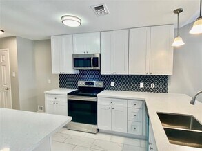 1031 Hidden Canyon Rd in Katy, TX - Foto de edificio - Building Photo