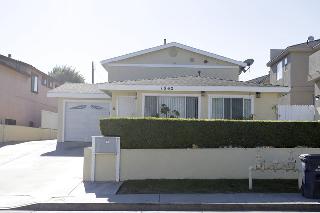 7862 Newman Ave in Huntington Beach, CA - Foto de edificio - Building Photo