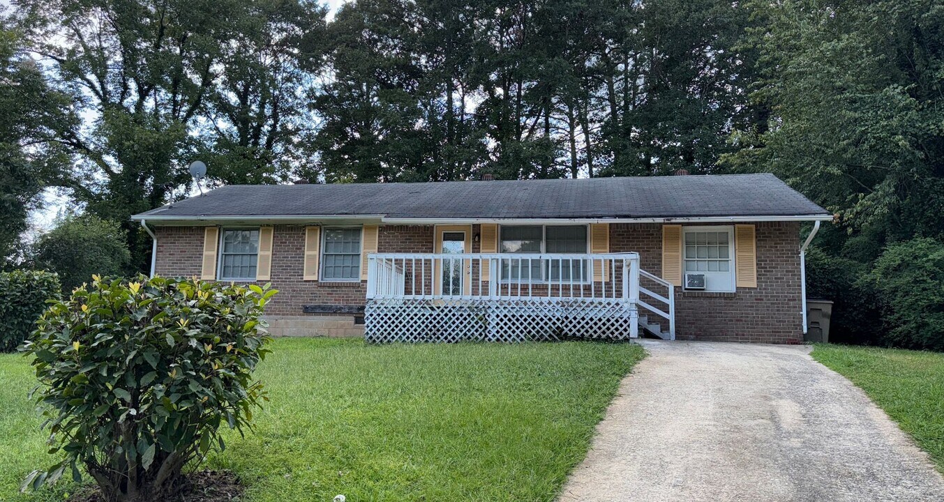 205 Dover Ct in Jonesboro, GA - Building Photo