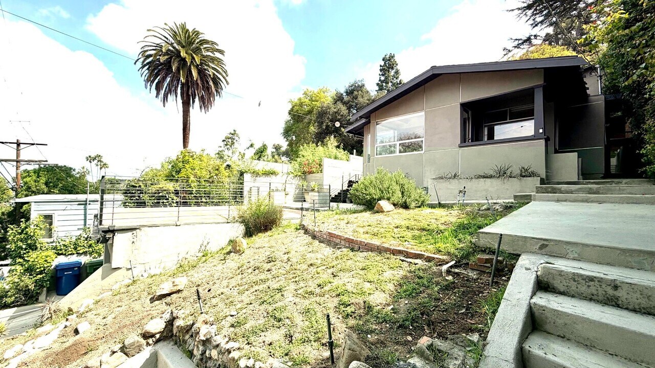 2306 Teviot St in Los Angeles, CA - Building Photo