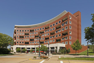 The Crescent in Clayton, MO - Building Photo - Building Photo